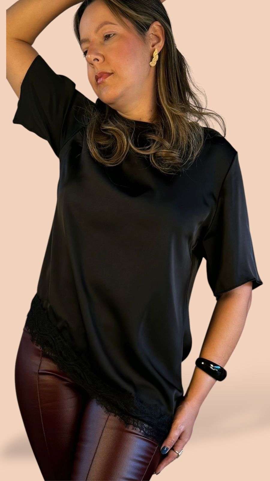 Blusa Acetinada com Barra em Renda – Black Elegance - Imagem 2