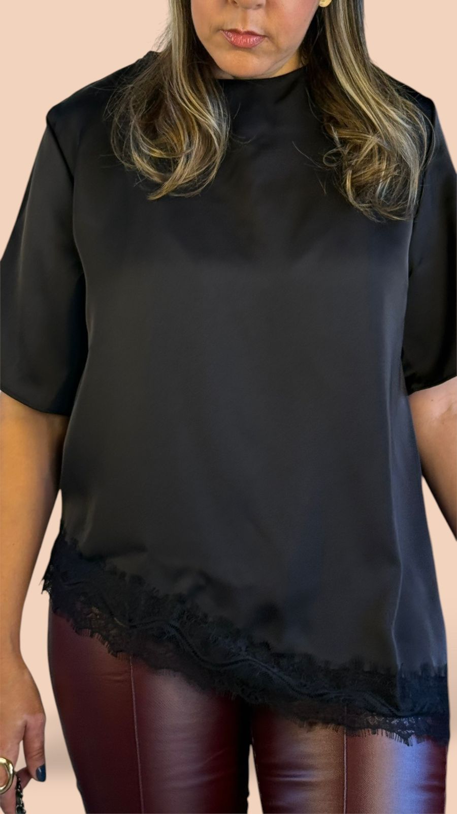 Blusa Acetinada com Barra em Renda – Black Elegance - Imagem 3